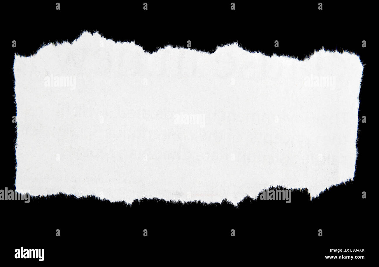 Кусок рваной бумаги на черном фоне