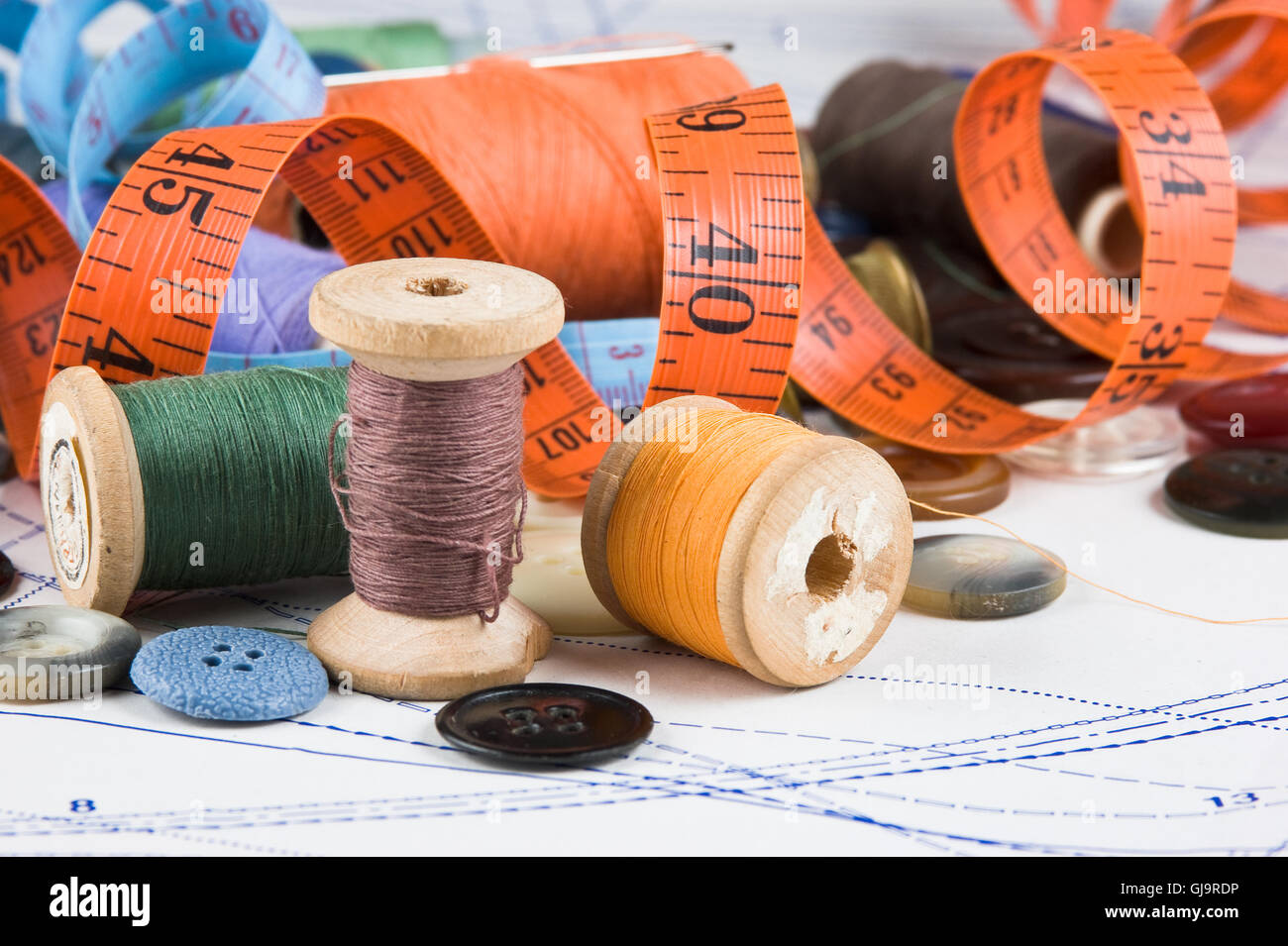 стенд для ниток. три катушки швейная фурнитура интернет магазин. три катушки швейная фурнитура интернет магазин. нитка brother 60. нитки армированные 100лл, 200 м.