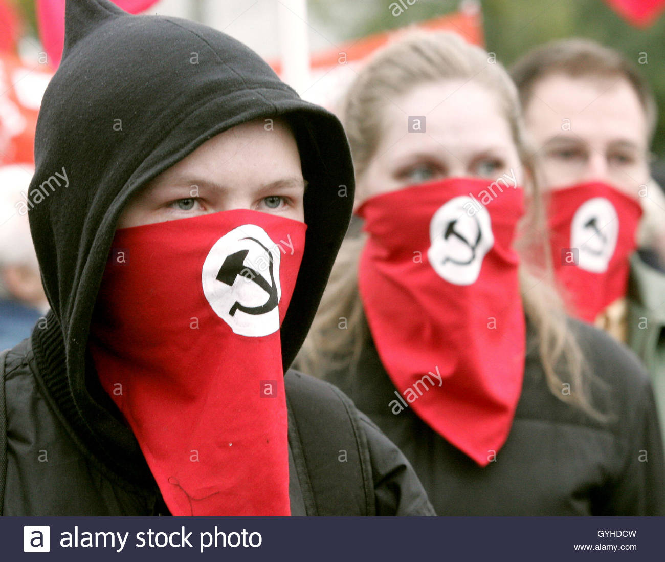 Экстремистское сообщество ук. Экстремистские группировки в России. Радикальные молодежные движения. Нацболы в масках. Экстремистские движения.