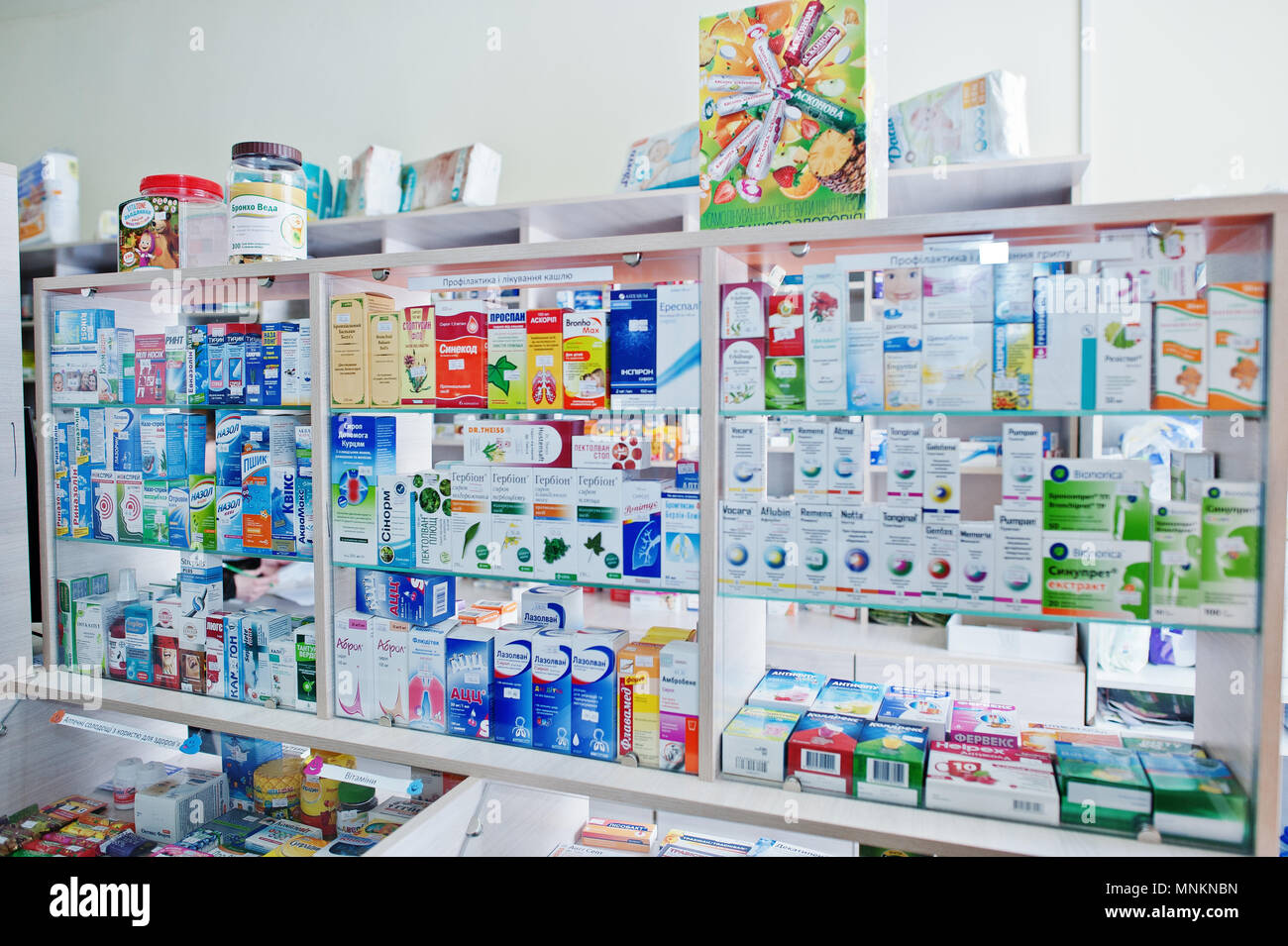 Доктор витрина. Витрины с лекарственными препаратами. Аптечная витрина с лекарствами. Полки с лекарствами в аптеке. Полки витрины с лекарствами в аптеке.