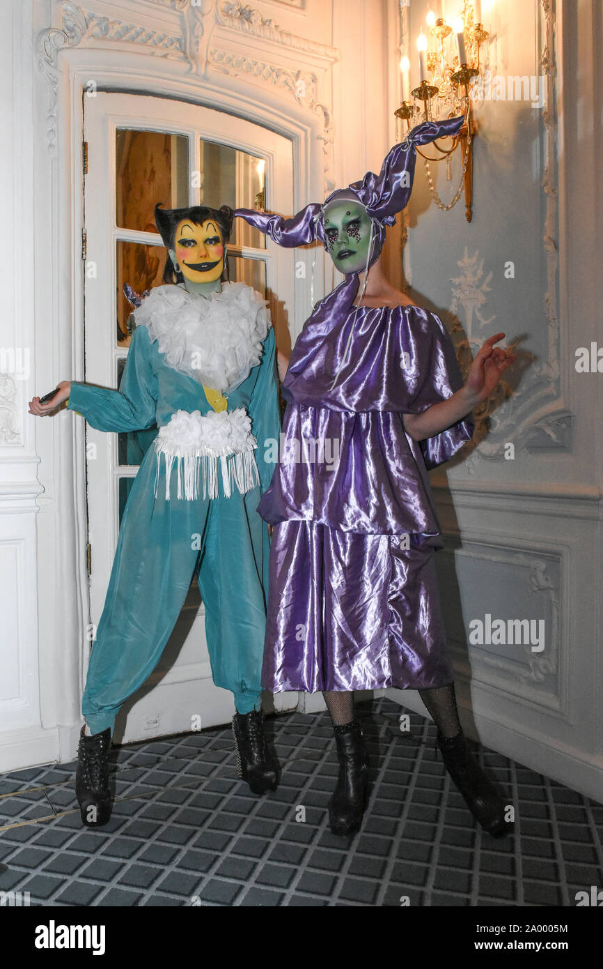 Designer Vin+ Omi während der Modenschau für den Frühjahr/Sommer 2020 Kleidung der Faser von brennnesseln von Prinz Charles Highgrove Immobilien hergestellt Stockfoto