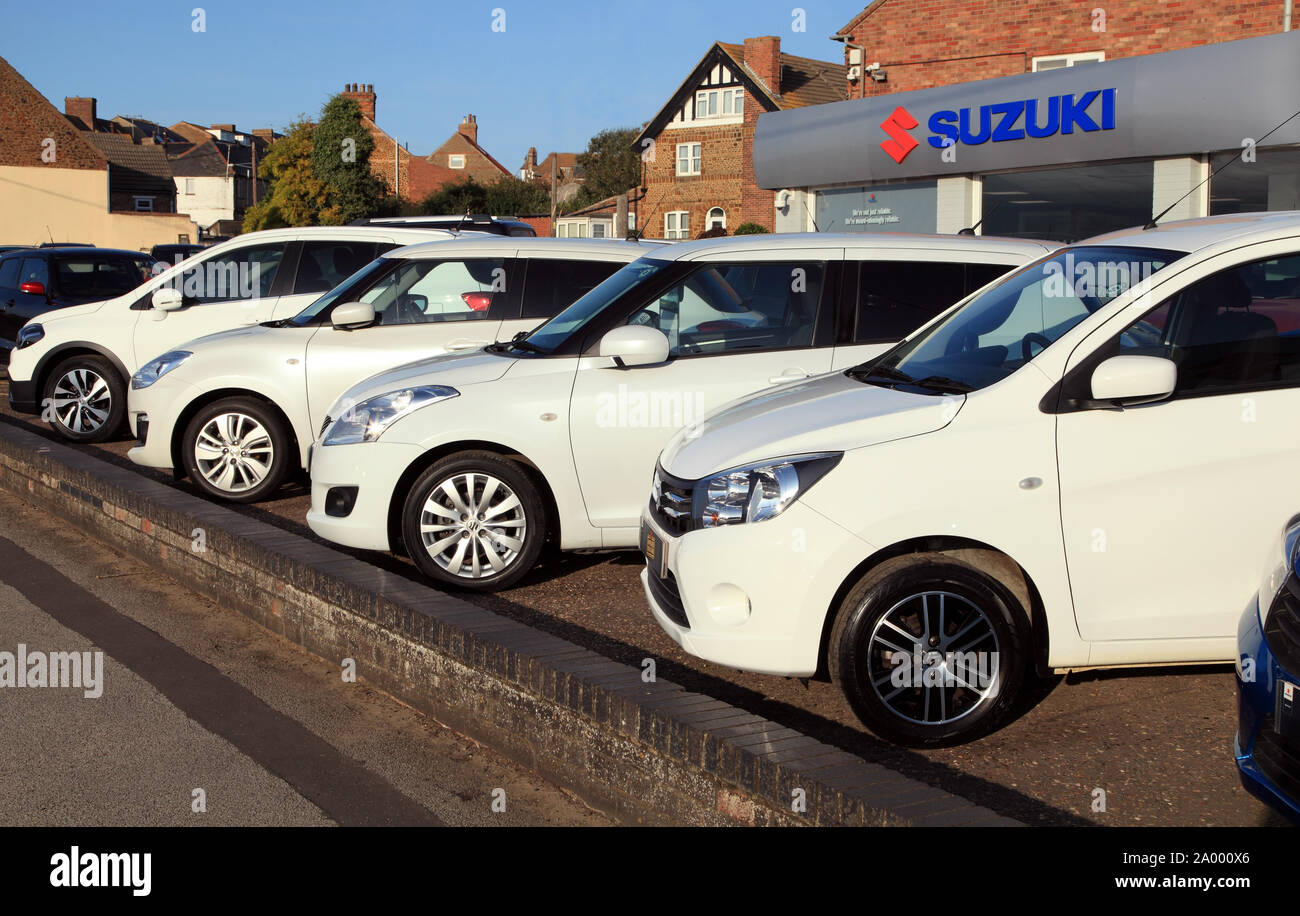 Weiß, Suzuki, Kraftfahrzeuge, Fahrzeuge, Vertrieb, Vorplatz, Hunstanton, Norfolk, England Stockfoto