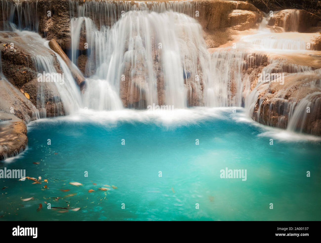 Schönen Wasserfall Huai Mae Khamin in der Provinz Kanchanaburi im Westen von Thailand Stockfoto