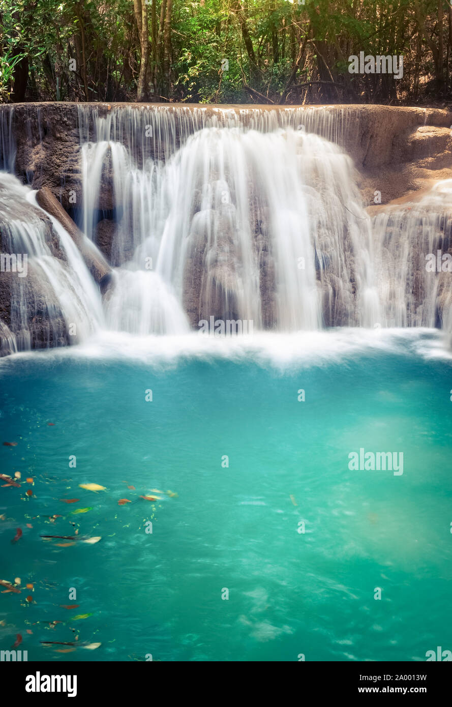 Schönen Wasserfall Huai Mae Khamin in der Provinz Kanchanaburi im Westen von Thailand Stockfoto