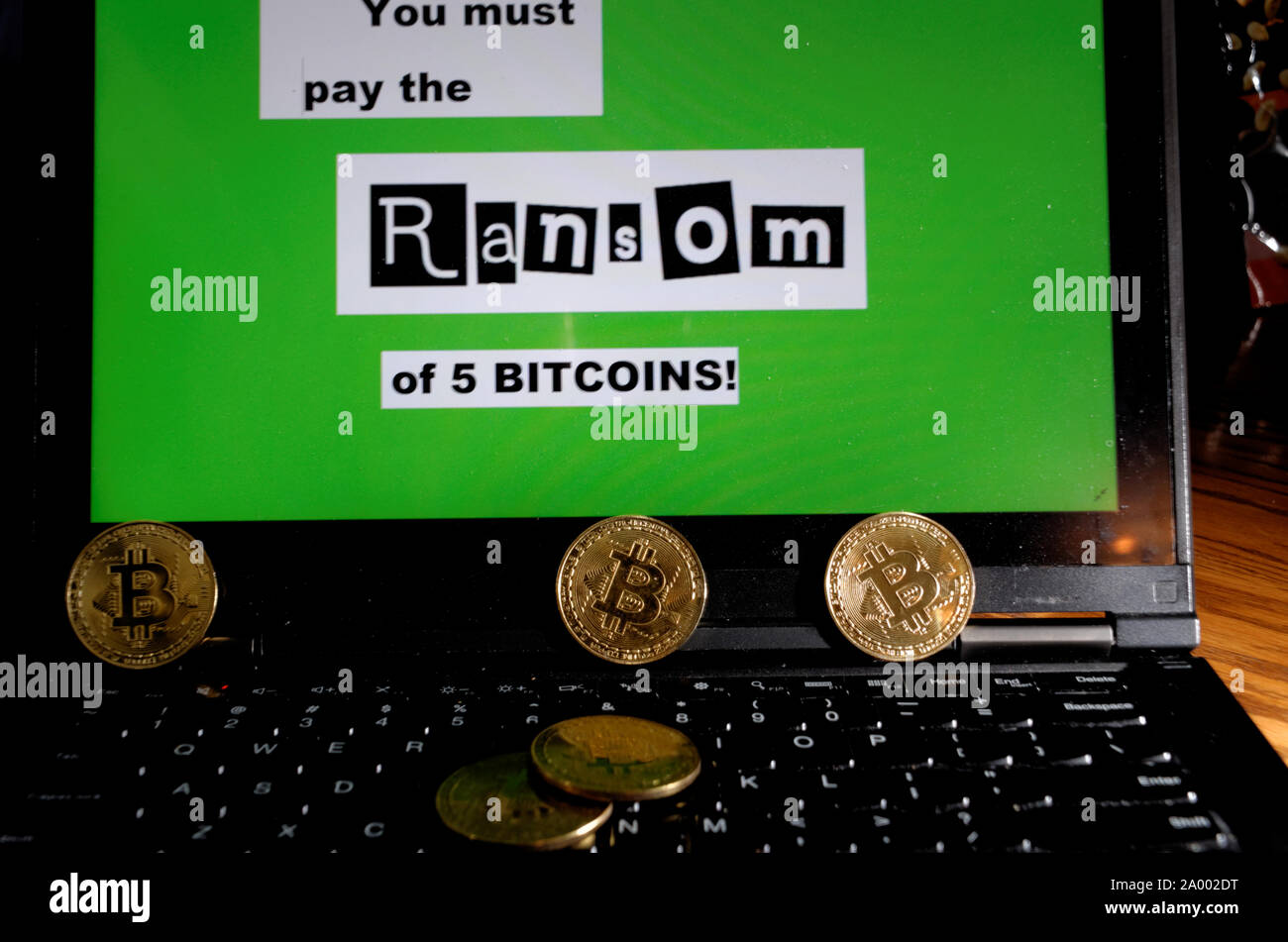 Fünf "Bitcoins" auf einem Laptop mit einem lösegeld Nachricht anspruchsvolle 5 Bitcoins. Stockfoto