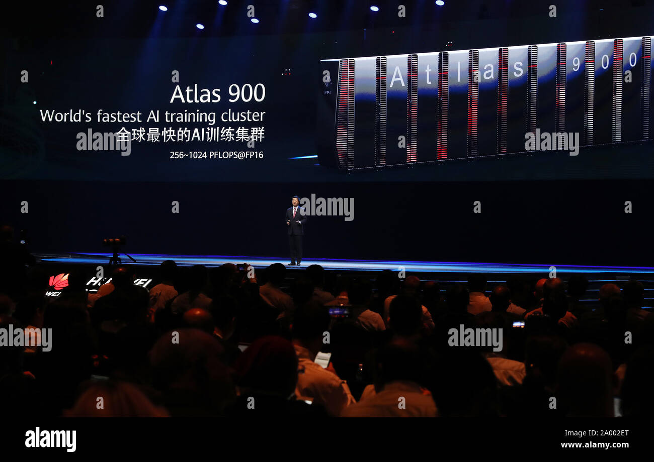 Shanghai, China Shanghai. 18 Sep, 2019. Hu Houkun, stellvertretender Vorsitzender der Chinesischen tech giant Huawei, startet Atlas 900, eine super schnelle AI Schulung Cluster, an Huawei Connect 2019, eine jährliche Konferenz von Huawei, an der Ostküste von China Shanghai, Sept. 18, 2019. In diesem Jahr Verbinden von Huawei 2019 auf Vorauszahlung Intelligenz themed trat weg hier am Mittwoch. Credit: Fang Zhe/Xinhua/Alamy leben Nachrichten Stockfoto