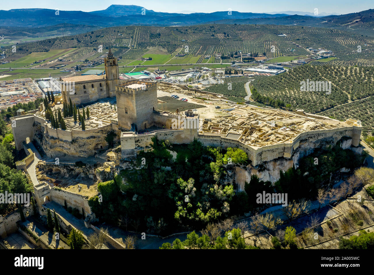 Alcala la Real Antenne panorama Blick auf den mittelalterlichen ruiniert hilltop Festung aus dem Arabischen Zeiten in Andalusien, Spanien in der Nähe von Granada Stockfoto