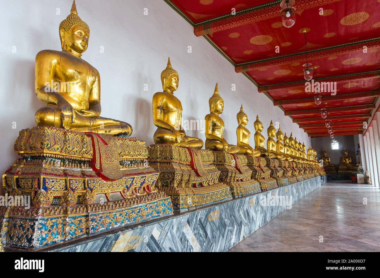 Sitzung goldenen Buddhas. Die Kolonnaden oder Buddha Image Gallery. Goldene Statuen von Buddhas Meditation auf der wunderschön gestalteten Säulen alo Stockfoto