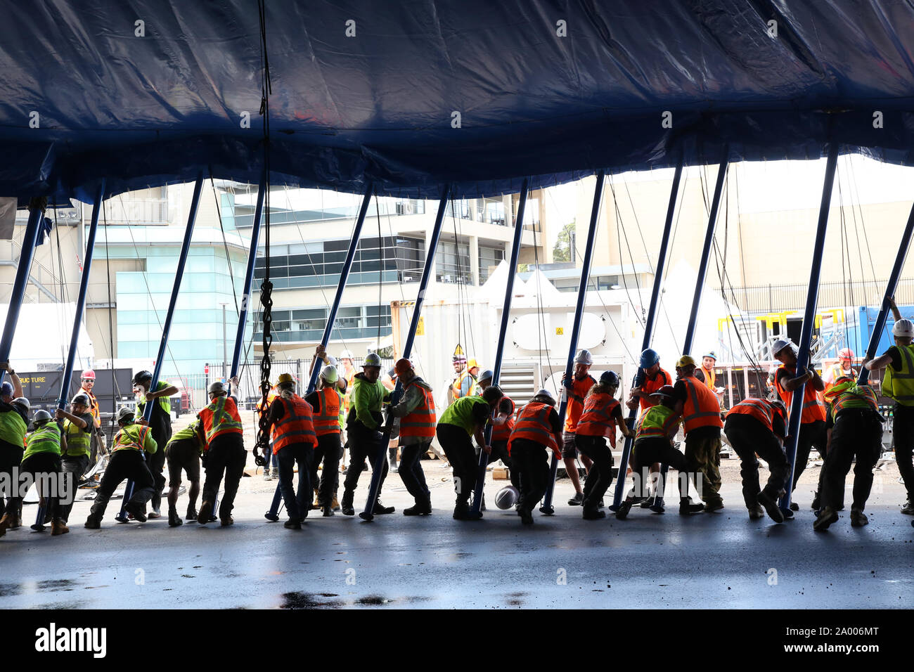 Sydney, Australien. 19. September 2019. Cirque du Soleil der Neuen, weißen und grauen Big Top wurde angehoben, um die Ankunft der KURIOS - Kabinett der Kuriositäten zu markieren. Medien Fotografen und Reporter waren eingeladen, die Hebung der Big Top Zeugnis und die Einrichtung von Reisen Cirque du Soleil Dorf. Mehr als 60 Techniker angehoben mehr als 100 Metall Stangen im letzten Schritt des Gebäudes das Dach des "Grand Chapiteau". Die Big Top steht etwa 20 Meter (56 Fuß) hoch und ist 51 Meter (164 Fuß) im Durchmesser. Credit: Richard Milnes/Alamy leben Nachrichten Stockfoto