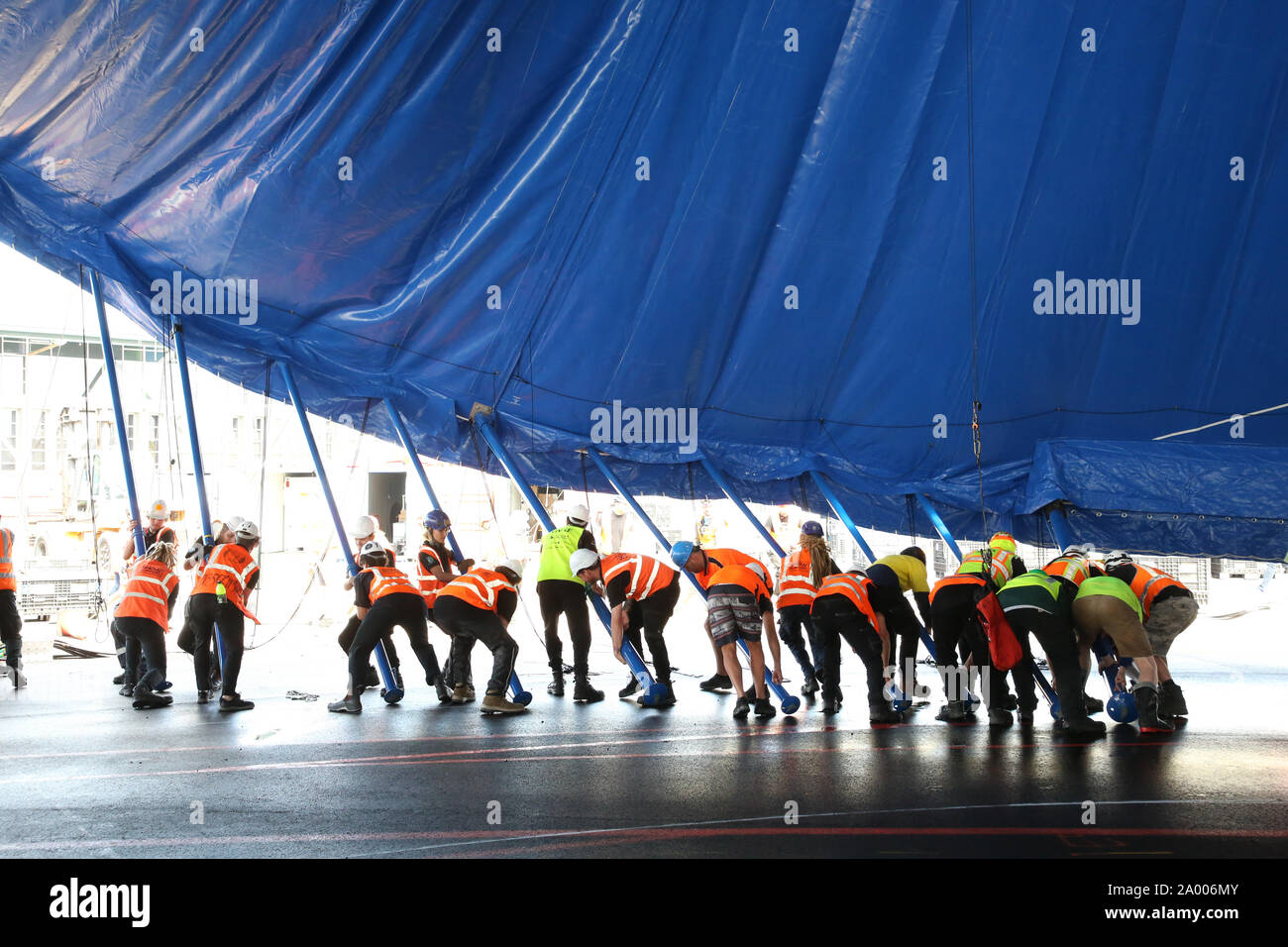 Sydney, Australien. 19. September 2019. Cirque du Soleil der Neuen, weißen und grauen Big Top wurde angehoben, um die Ankunft der KURIOS - Kabinett der Kuriositäten zu markieren. Medien Fotografen und Reporter waren eingeladen, die Hebung der Big Top Zeugnis und die Einrichtung von Reisen Cirque du Soleil Dorf. Mehr als 60 Techniker angehoben mehr als 100 Metall Stangen im letzten Schritt des Gebäudes das Dach des "Grand Chapiteau". Die Big Top steht etwa 20 Meter (56 Fuß) hoch und ist 51 Meter (164 Fuß) im Durchmesser. Credit: Richard Milnes/Alamy leben Nachrichten Stockfoto