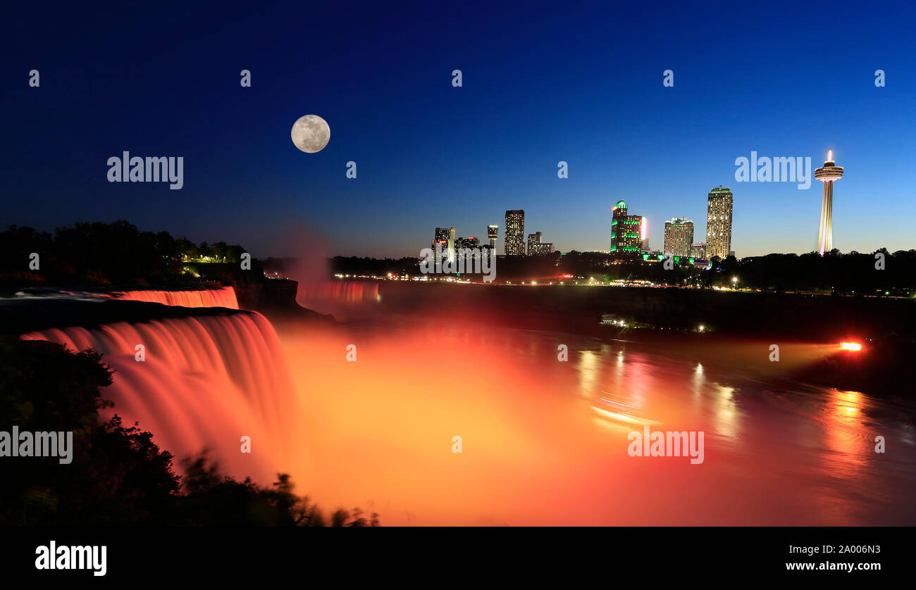 Niagara Falls in der Dämmerung einschließlich der Mond und die Skyline der kanadischen Stadt auf dem Hintergrund Stockfoto