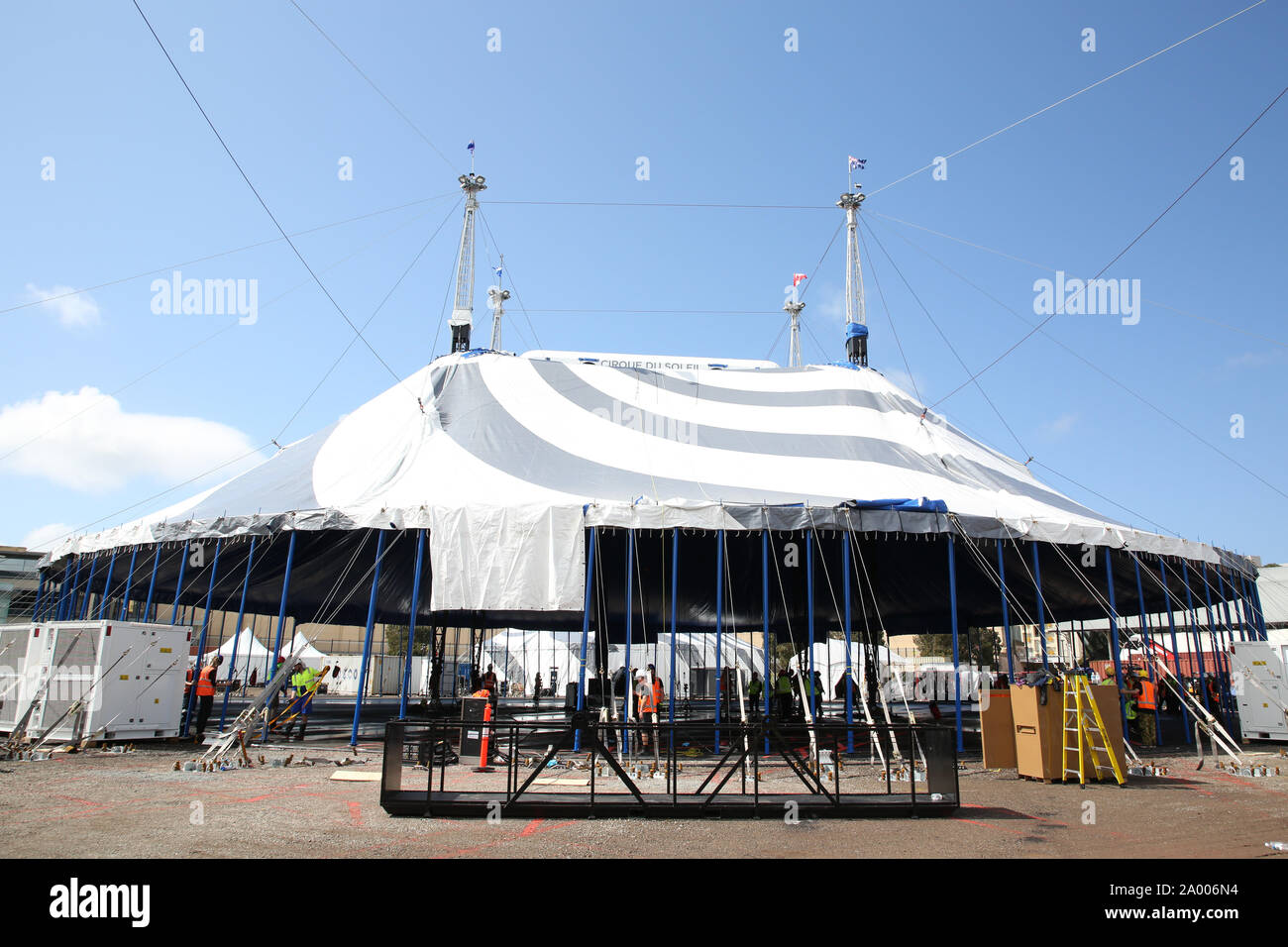 Sydney, Australien. 19. September 2019. Cirque du Soleil der Neuen, weißen und grauen Big Top wurde angehoben, um die Ankunft der KURIOS - Kabinett der Kuriositäten zu markieren. Medien Fotografen und Reporter waren eingeladen, die Hebung der Big Top Zeugnis und die Einrichtung von Reisen Cirque du Soleil Dorf. Mehr als 60 Techniker angehoben mehr als 100 Metall Stangen im letzten Schritt des Gebäudes das Dach des "Grand Chapiteau". Die Big Top steht etwa 20 Meter (56 Fuß) hoch und ist 51 Meter (164 Fuß) im Durchmesser. Credit: Richard Milnes/Alamy leben Nachrichten Stockfoto