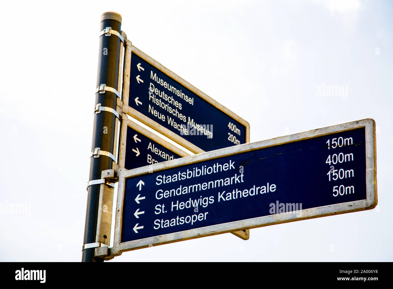 Strassenschild zeigt den Weg zum einige beliebte Reiseziele in Berlin Deutschland Stockfoto
