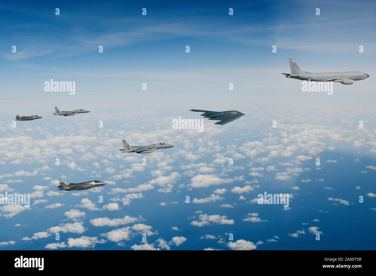 Ein delta Formation, bestehend aus einer B-2A Spirit Bomber der 509th Bomb Kotflügel, zwei F-15C Adler zugeordnet zu der 48th Fighter Wing und zwei Royal Air Force F-35B Blitze, wie sie die Luftbetankung Operationen mit einer KC-135 Stratotanker zum 100Luftbetankung Flügel über der Nordsee Sept. 16, 2019 zugewiesenen Verhalten zugeordnet. Der 48th Fighter Wing und der Royal Air Force routinemäßig Zug mit integrierten 4. und 5. Generation der europäischen Verbündeten und Partnern volles Spektrum Air Combat Support zu liefern. (U.S. Air Force Foto/Tech. Sgt. Matthäus Plew) Stockfoto