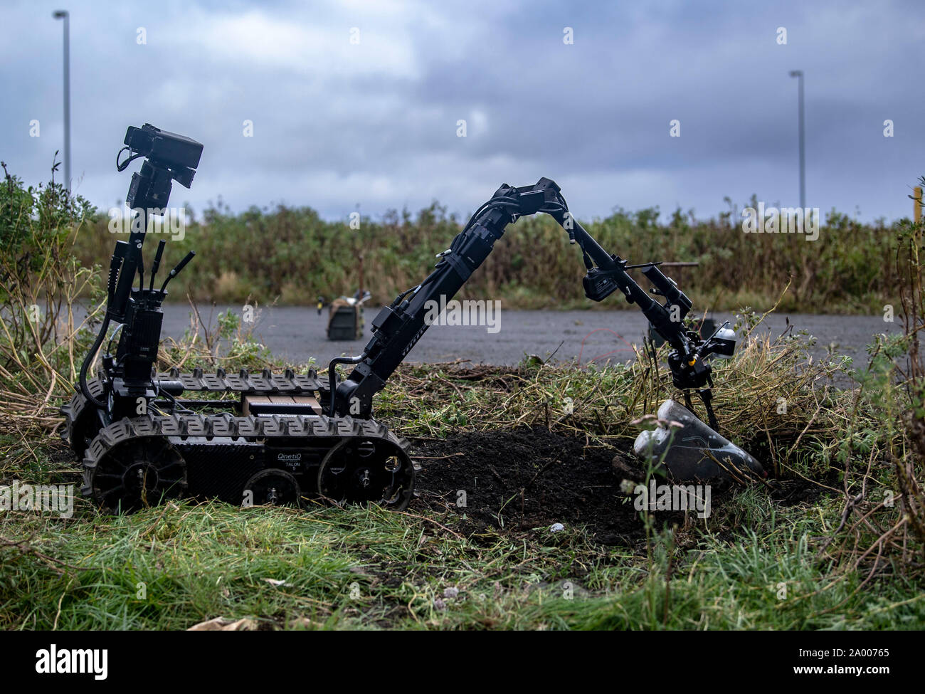 190916-N-LL 146-1129 Keflavik, Island (Sept. 16, 2019) EUR - Beseitigung von Explosivstoffen Techniker, für die Beseitigung von Explosivstoffen Mobile Einheit (EODMU) 8, verwenden einen talon Remotely Operated Vehicle zu untersuchen, eine simulierte Improvised Explosive Devices (IED) während der Übung Northern Challenge 2019 in Keflavik, Island, Sept. 16, 2019 zugeordnet. Übung Northern Challenge 2019 ist eine jährliche gemeinsame finanziert die isländische Küstenwache-gehostete multinationale EOD Übung zur Vorbereitung Partner für den Frieden, NATO, und die nordischen Länder für die internationalen Einsätze und die Verteidigung gegen den Terrorismus. (U.S. Marine Foto Stockfoto