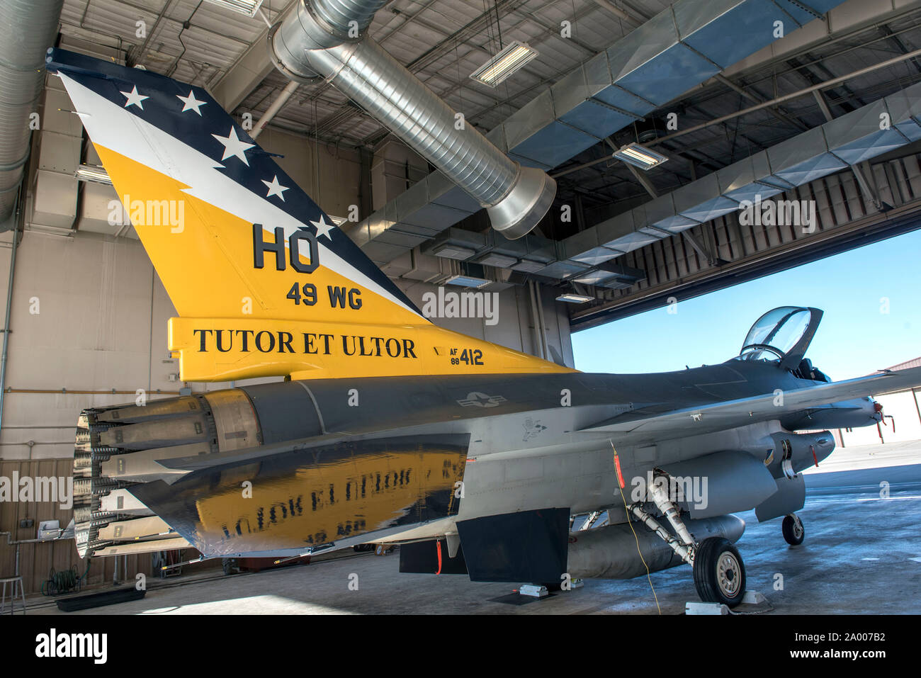 Die 49 Flügel F-16 Fighting Falcon Flaggschiff sitzt in einem Hangar auf der Holloman Air Force Base, N.M., Sept. 18, 2019. Es war das erste Mal, dass ein Flugzeug wurde neu entworfen auf der Holloman. (U.S. Air Force Foto: Staff Sgt. Christine Gröning) Stockfoto