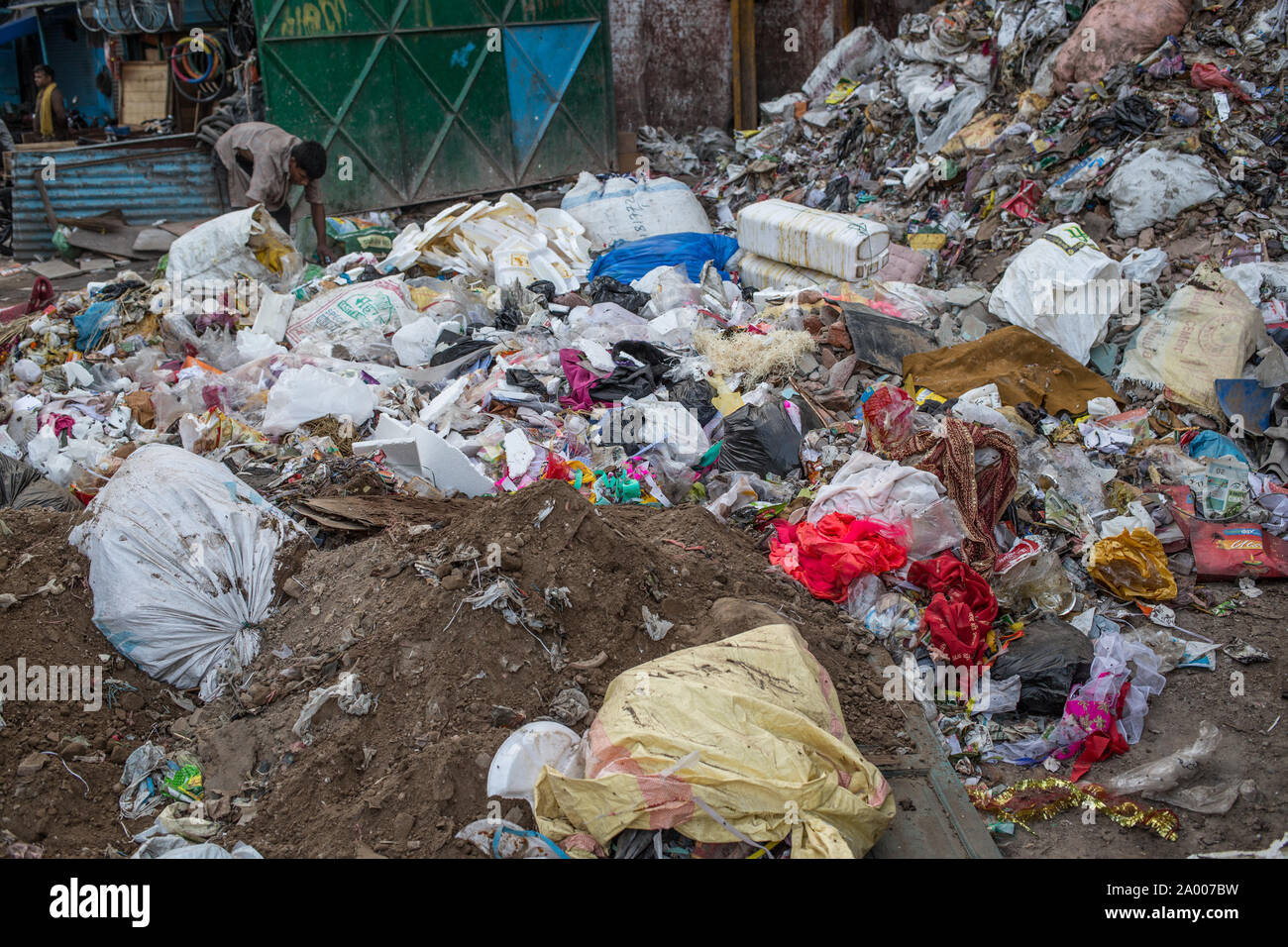 Eine Müllhalde im Zentrum von New Delhi mit einem jungen Auswaschung durch es am späten Nachmittag Stockfoto