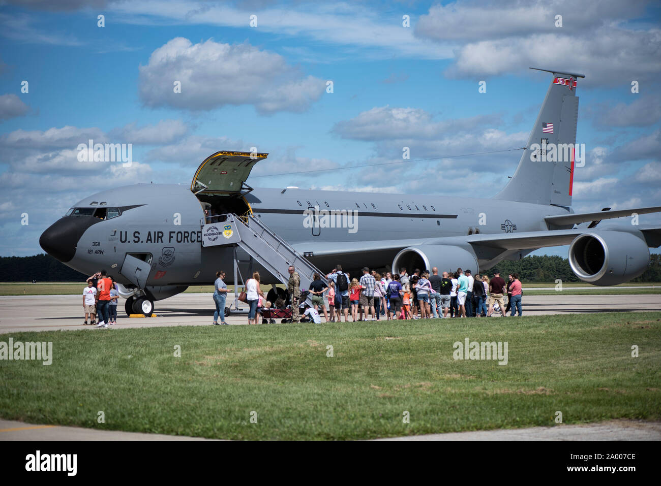 Flieger und ihre Familien Tour eine KC-135 Stratotanker aus Die 121 Luftbetankung Flügel, Columbus, Ohio, wie sie in einer Vielzahl von Aktivitäten als Teil eines 'Family Day' Event, Sept. 14, 2019 teilnehmen, an der 179th Airlift Wing, Mansfield, Ohio. Die 179Th Airlift Wing Flieger und Familie Readiness Programme Gastgeber der Veranstaltung mit Unterstützung von mehreren Organisationen. (U.S. Air National Guard Foto von Tech. Sgt. Joe Harwood) Stockfoto