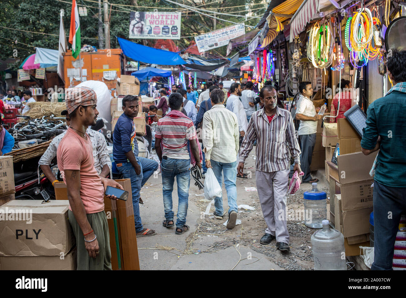 Riesige Menschenmengen in engen Straßen im Chandni Chowk Markt in Neu Delhi am späten Nachmittag. Stockfoto
