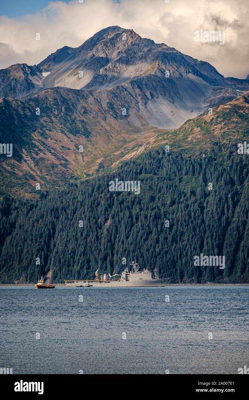 USS Comstock (LSD 45) zieht in Seward, Alaska während des Arktischen dislozierbare Fähigkeiten Übung (AECE) 2019. Rund 3.000 U.S. Navy und Marine Corps Personal an AECE 2019, eine gemeinsame Übung, dass Tests expeditionary logistischen Fähigkeiten in der arktischen Region und bereitet gemeinsam Krisen in der gesamten Indopazifischen zu reagieren. (Foto von Senior Chief Petty Officer Brandon Raile) Stockfoto