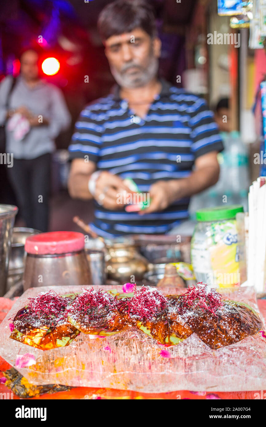 Paan, eine indische Mischung aus betelblatt mit arecanuß und manchmal Tabak, an einem lokalen Anbieter auf einem Markt in Neu Delhi Stockfoto