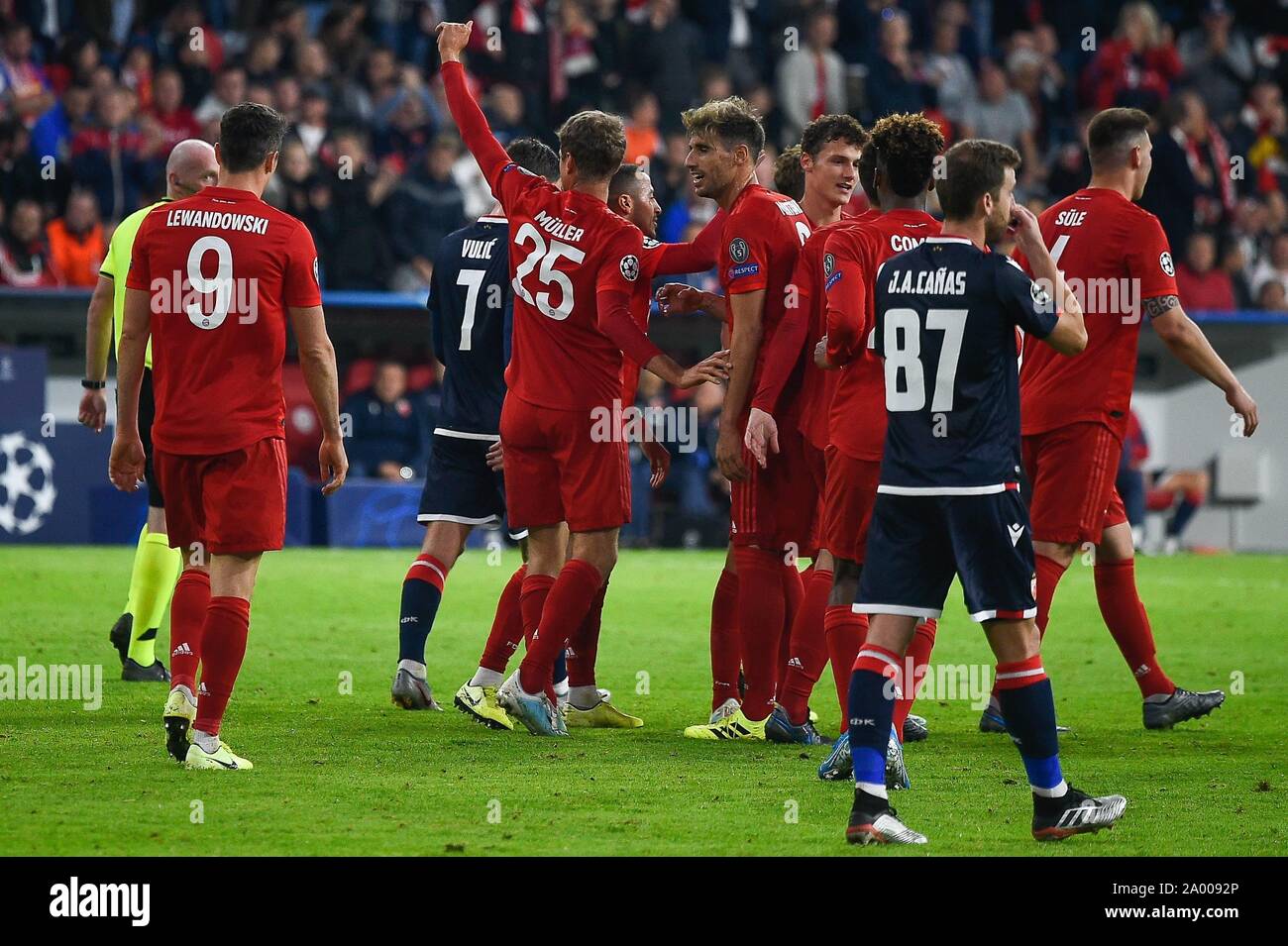 Munique, Alemanha. 19 Sep, 2019. MUNIQUE, ALEMANHA, 18.09.2019 - UEFA CHAMPIONS LEAGUE: Mueller tun Bayern (C) Durante la Partida de Futebol del Grupo A de la Champions League entre Bayern e Crvena Zvezda keine Allianz Arena, em Munique, Alemanha. (Foto: Bruno de Carvalho/Cordon Drücken) Credit: CORDON PRESSE/Alamy leben Nachrichten Stockfoto