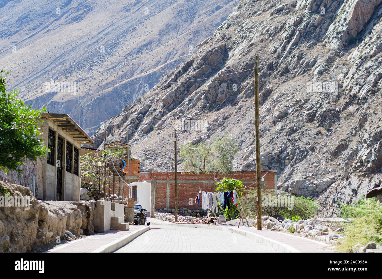 Kleidung hängend an einem Seil, Hintergrund Landschaft der Stadt Capilluca - Canete in Lima - Peru Stockfoto