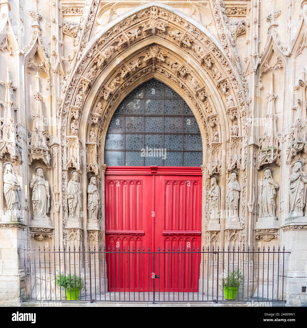 Paris, die schöne Saint-Merri Kirche im Zentrum, roten Holztür Stockfoto
