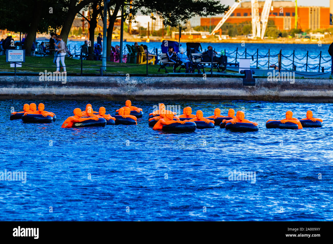 Ann Hirsch und Jeremy Angier ist "SOS (Sicherheit Orange Schwimmer), "Kunst Installation konzipiert wurde die Aufmerksamkeit auf die Notlage der Flüchtlinge aufmerksam machen. Stockfoto