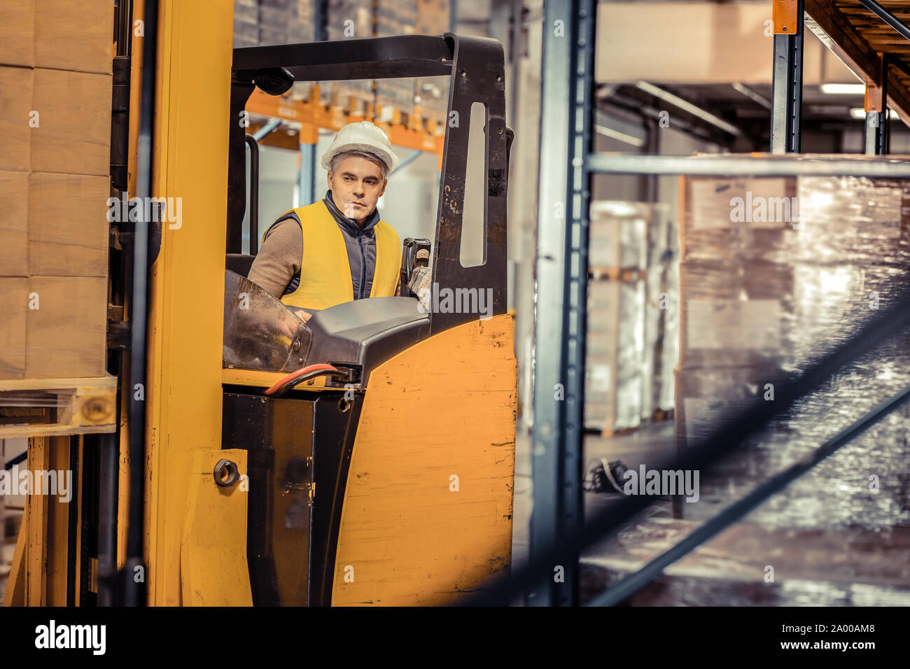 Ernsthafte reife männliche Person an Produkte suchen Stockfoto