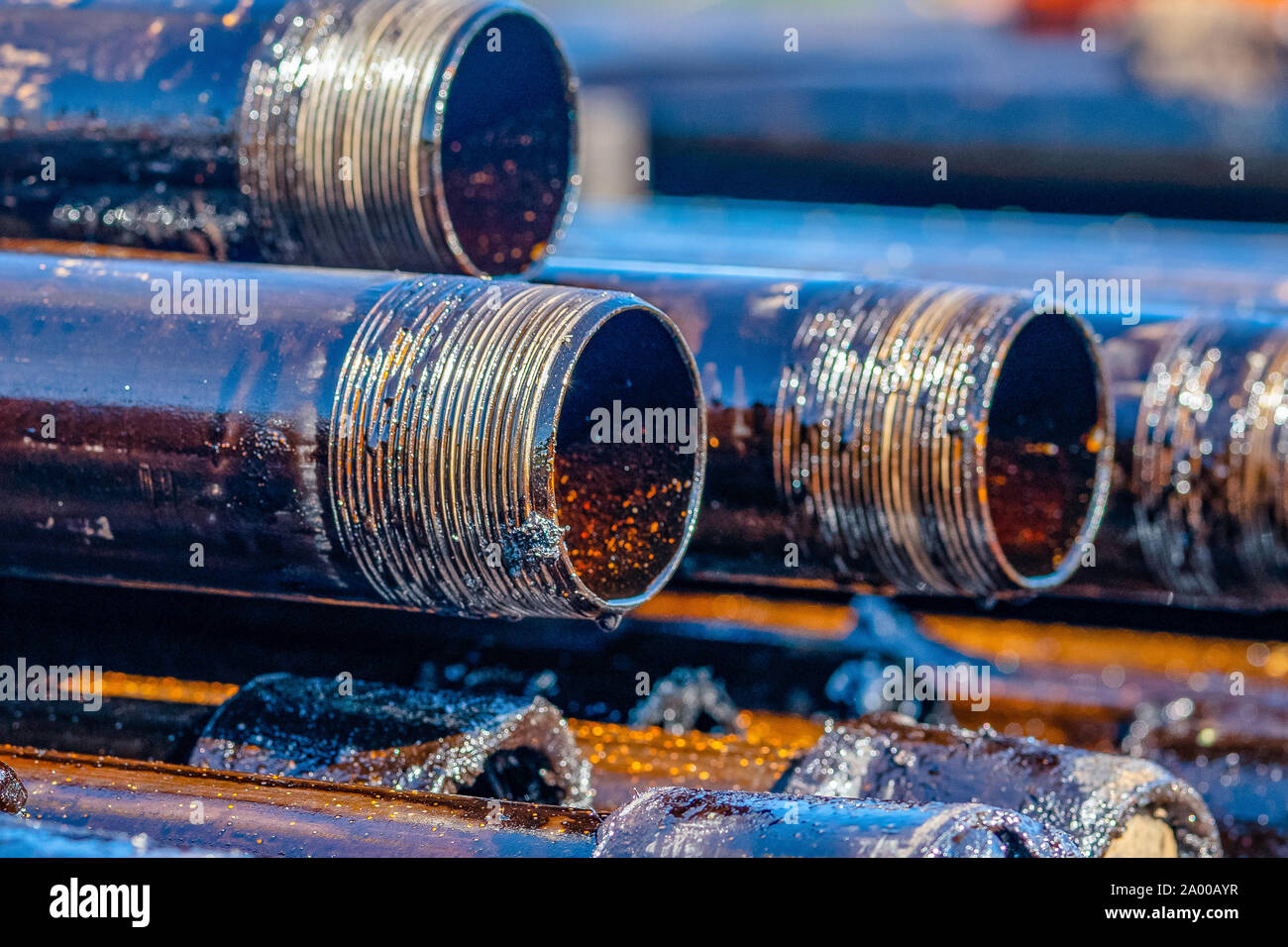 Öl des Bohrgestänges. Rusty Bohrgestänge wurden in den gut Abschnitt gebohrt. Downhole-daten Bohranlage. Verlegung der Rohrleitung auf dem Deck. Blick auf die Shell von Drill pip Stockfoto