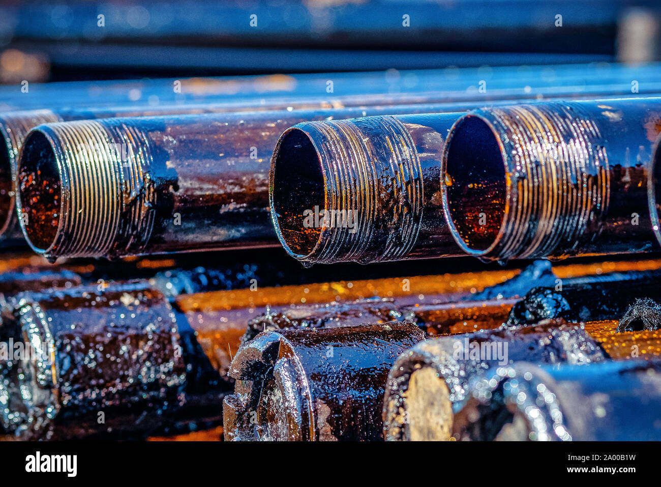 Öl des Bohrgestänges. Rusty Bohrgestänge wurden in den gut Abschnitt gebohrt. Downhole-daten Bohranlage. Verlegung der Rohrleitung auf dem Deck. Blick auf die Shell von Drill pip Stockfoto