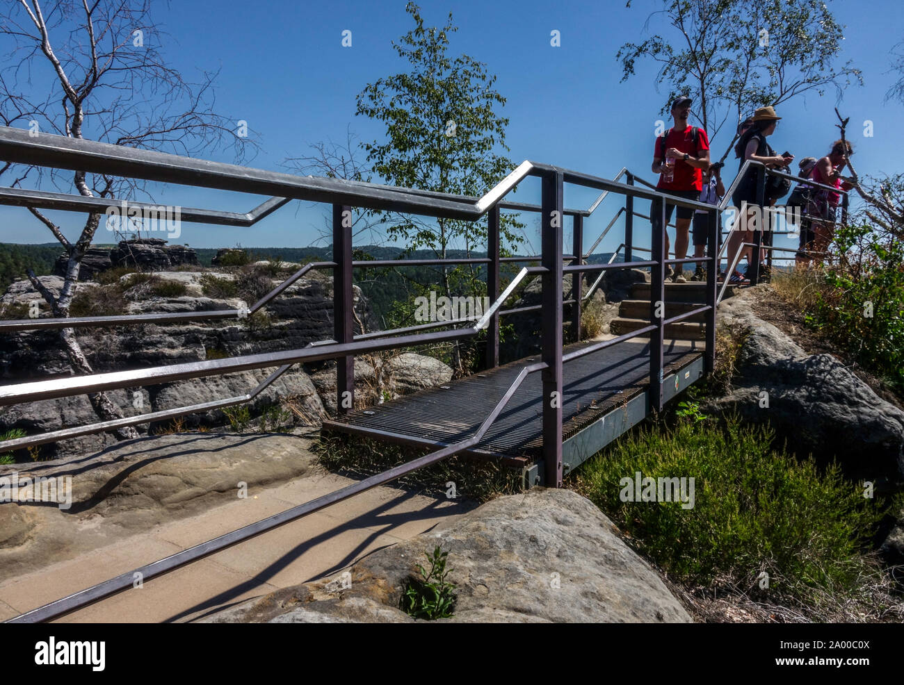Deutschland Wandern Menschen im Urlaub Sächsische Schweiz Sandstein Felsen, Touristen Wandern Stockfoto