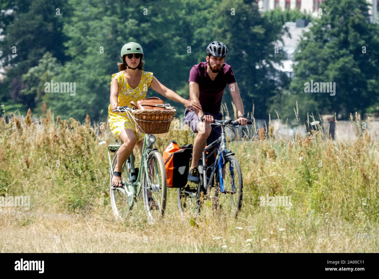 Deutsche Menschen mit dem Fahrrad Urlaub in Deutschland Elbtal Dresden Fahrradkorb Stockfoto