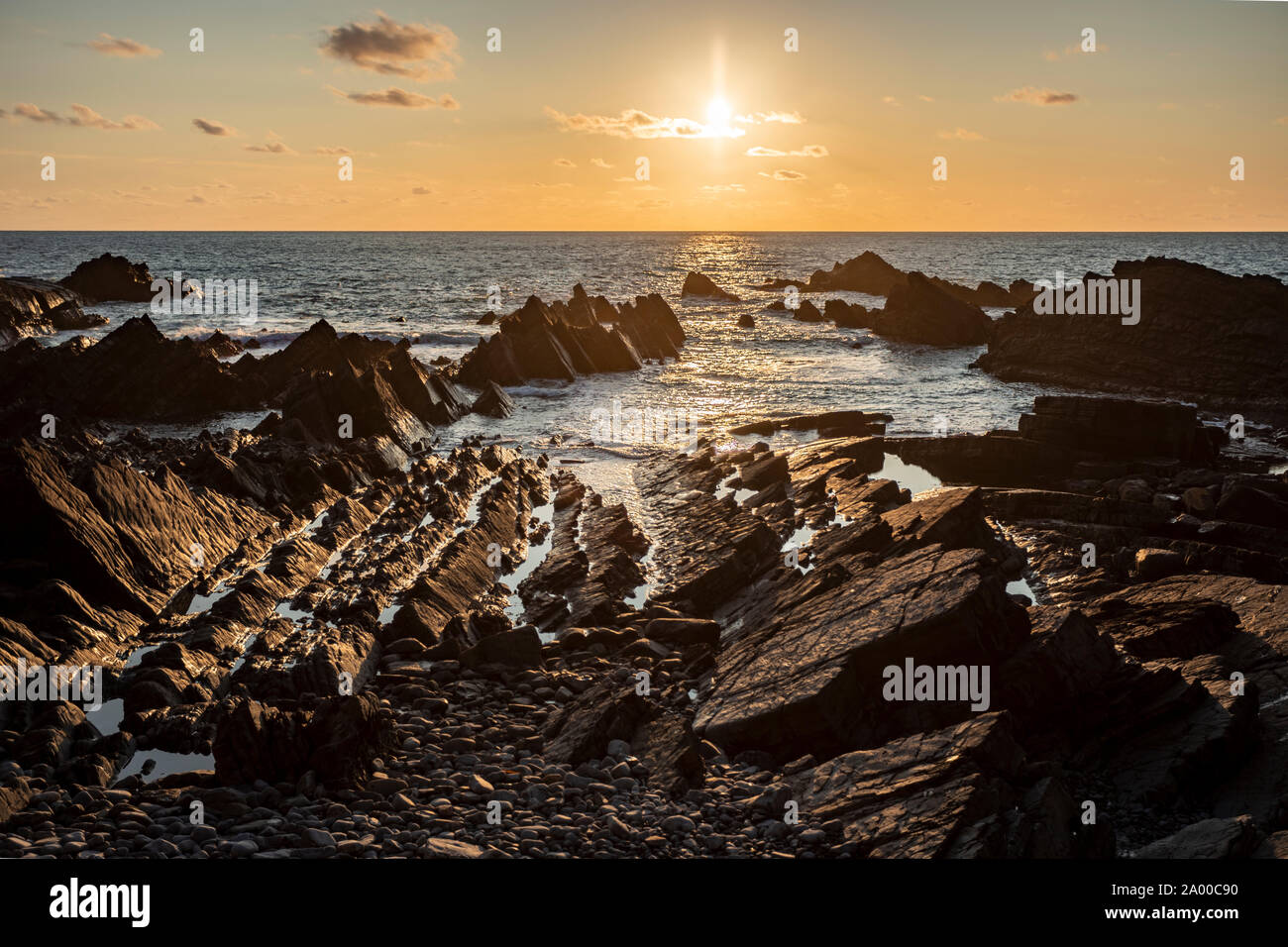 Sonnenuntergang über dem Atlantischen Ozean bei Hartland Quay, Devon, England Stockfoto