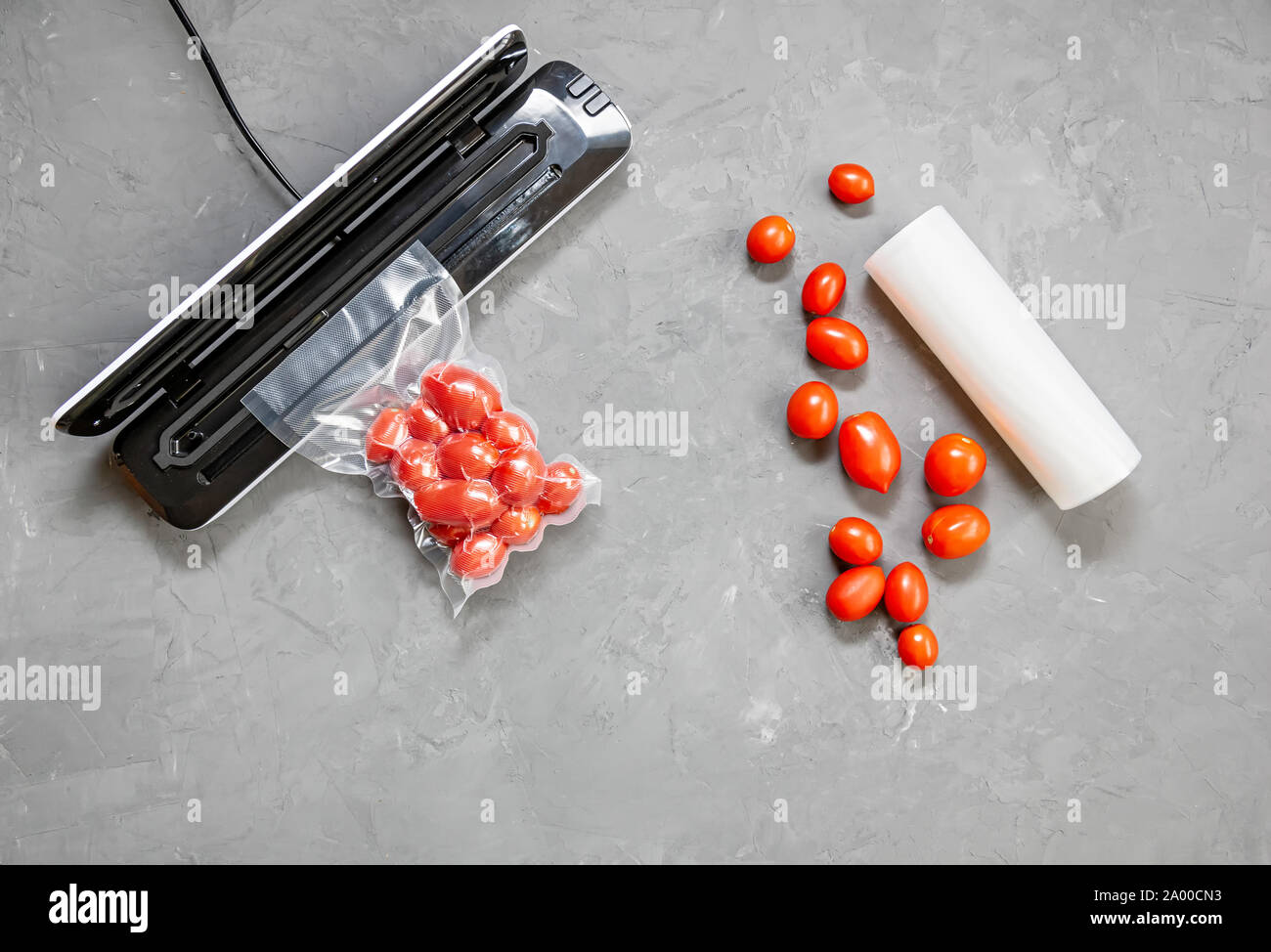 Kunststoff Versiegelung Maschine. Vakuum Verpackung von frischen Tomaten. Stockfoto