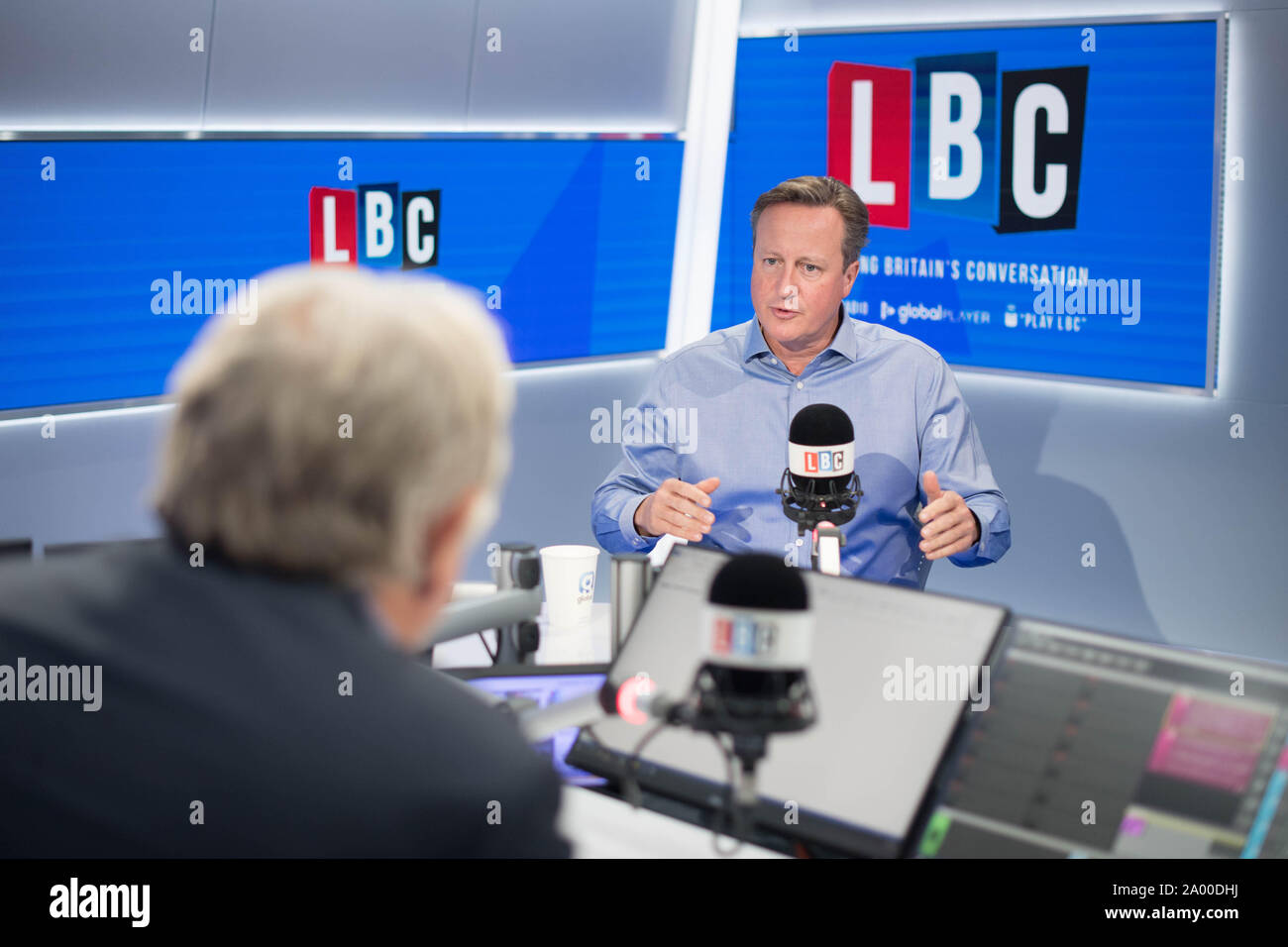 Der ehemalige Premierminister David Cameron in einem Interview mit Moderator Nick Ferrari in die LBC-Studios im Global Radio in Leicester Square, London. Das Interview ist für die Sendung am Donnerstag gesetzt. Stockfoto