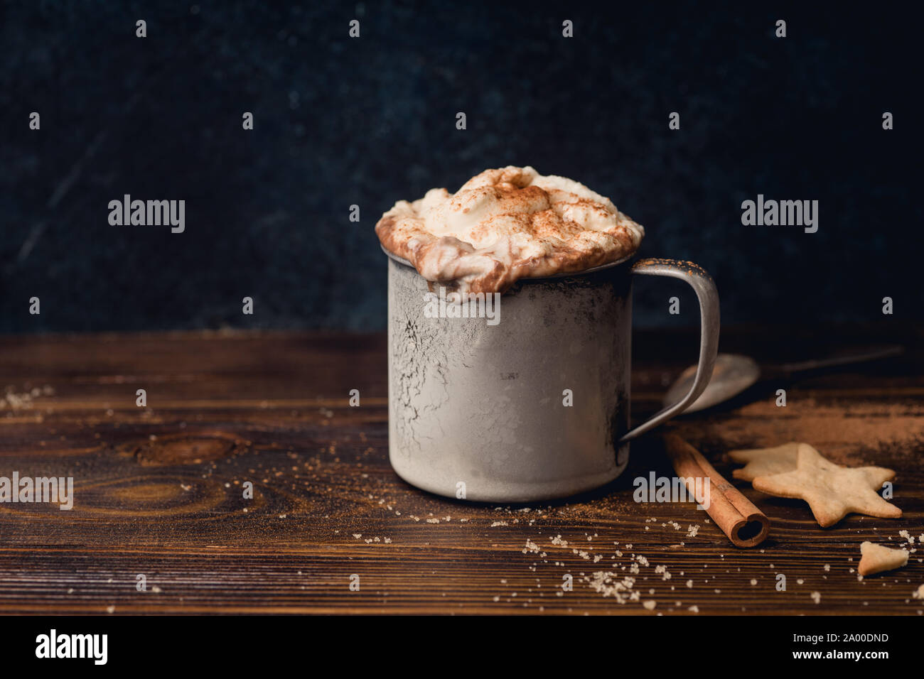 Heiße Schokolade mit Sahne, Zimt und Cookies. Winter wärmende Komfort Trinken Konzept Stockfoto