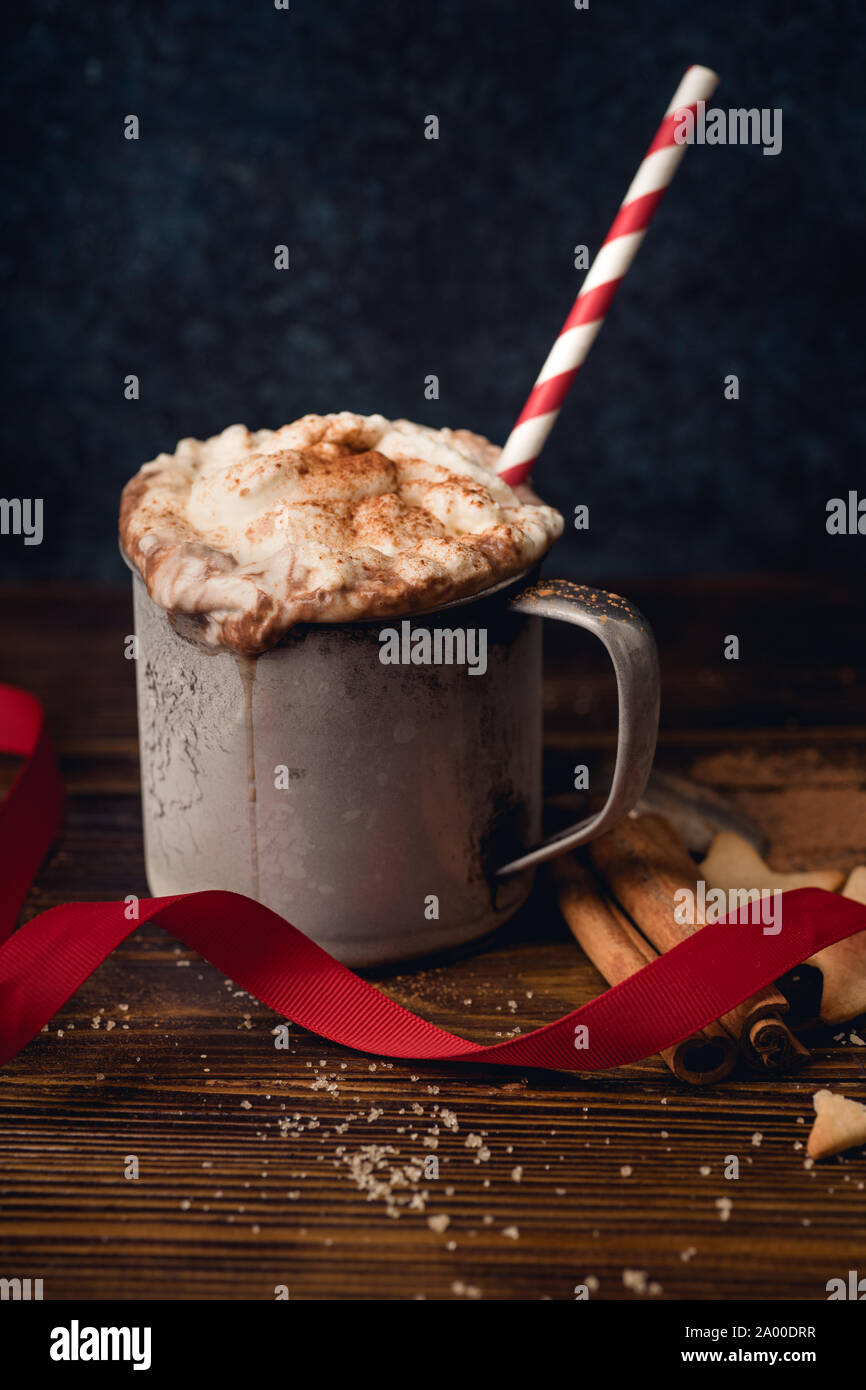 Heiße Schokolade mit Sahne, Zimt und Cookies. Winter wärmende Komfort Trinken Konzept Stockfoto