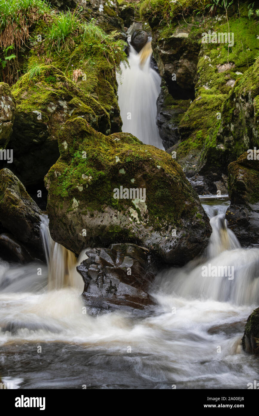 Cordorcan brennen Wasserfälle in den Wald von Cree Nature Reserve, Newton Stewart, Dumfries und Galloway, Schottland Stockfoto