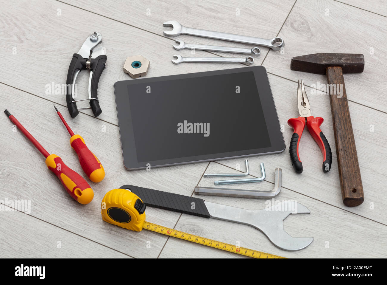 Tablette mit leeren Bildschirm und Construction Tools rund um Stockfoto