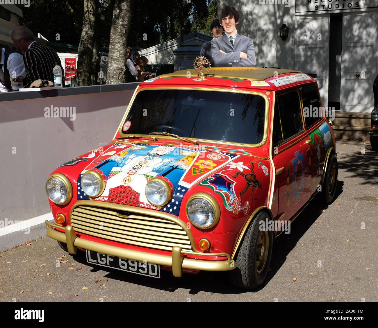 September 2019 - John Lennon's Wild bemalte angepasste Mini auf der Goodwood Revival Meeting Stockfoto