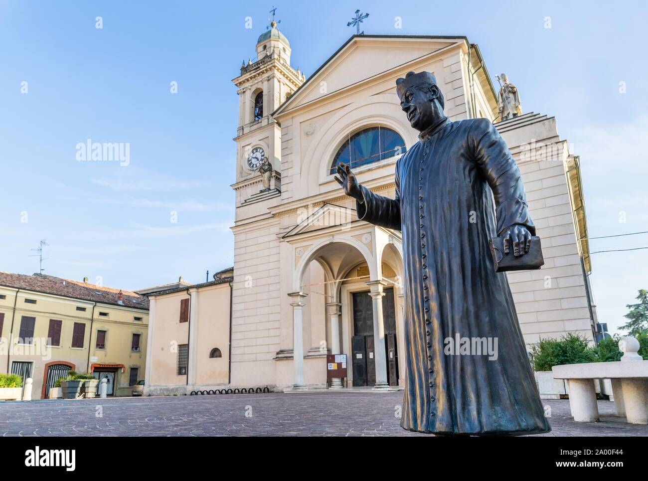 Statue von Don Camillo auf der Piazza Giacomo Matteotti vor der Kirche von Santa Maria Nascente, Ort, an dem die Filme von Don Camillo und Peppone Stockfoto
