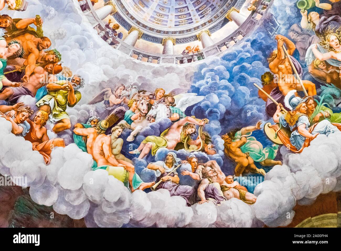 Kampf der Götter auf dem Olymp gegen die Riesen auf der Erde, illusionistische Fresko von Giulio Romano, Sala dei Giganti, Palazzo Te pleasure Palace Stockfoto