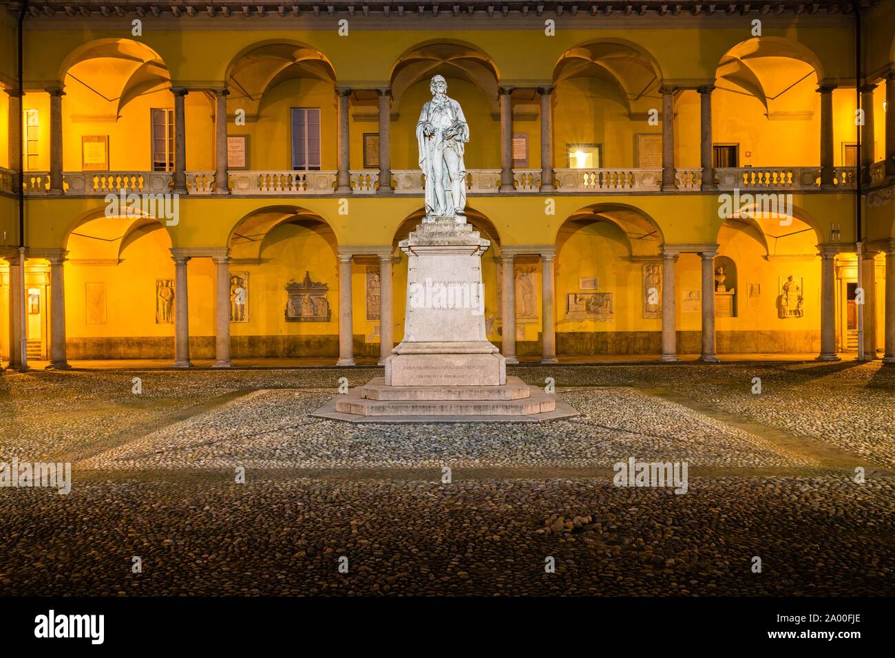 Denkmal für die Physiker Alessandro Volta, Erfinder der Batterie, Universität Pavia, Pavia, Lombardei, Italien Stockfoto