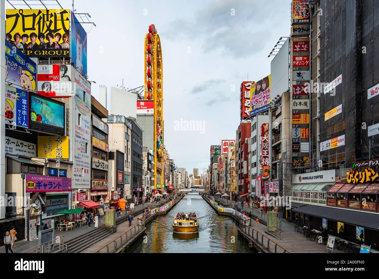 Touristenboot auf dem Dotonbori Canal, beleuchtete Werbung und viele Zeichen, Dotonbori, Osaka, Japan Stockfoto