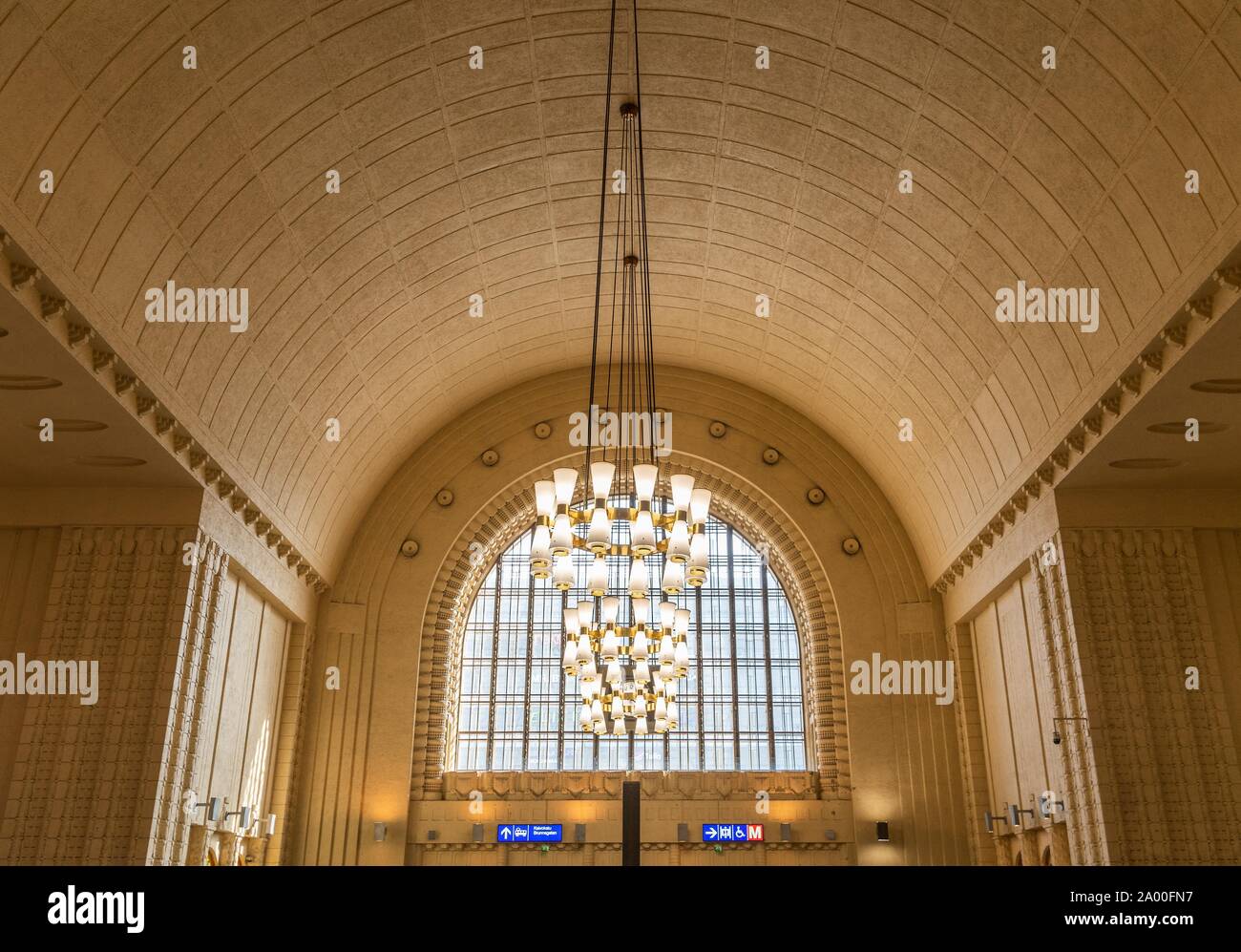 Neoklassische Kronleuchter in der Eingangshalle, Hauptbahnhof, Helsinki, Finnland Stockfoto