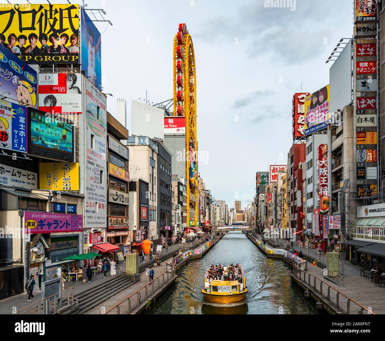 Touristenboot auf dem Dotonbori Canal, beleuchtete Werbung und viele Zeichen, Dotonbori, Osaka, Japan Stockfoto