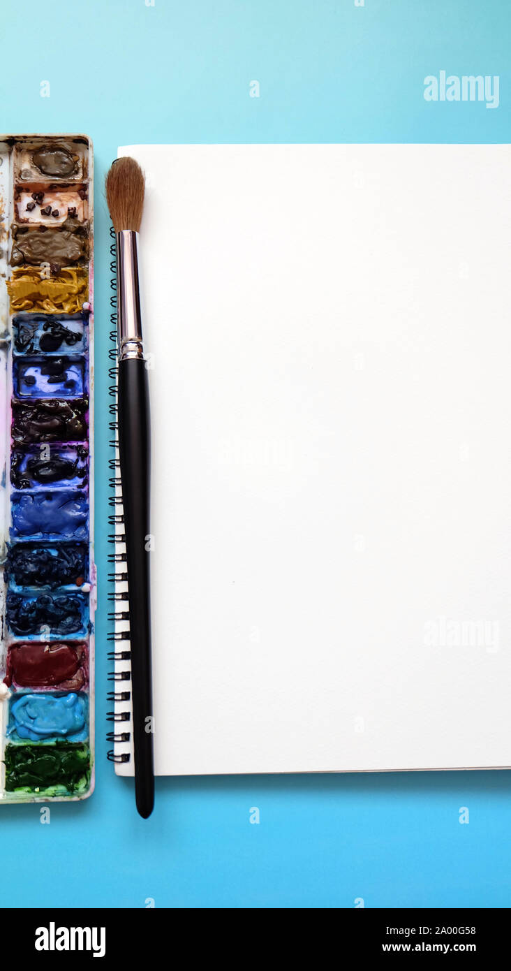 Pinsel mit kühlen Farbpaletten und eine weiße leere Zeichnung Pad. Stockfoto