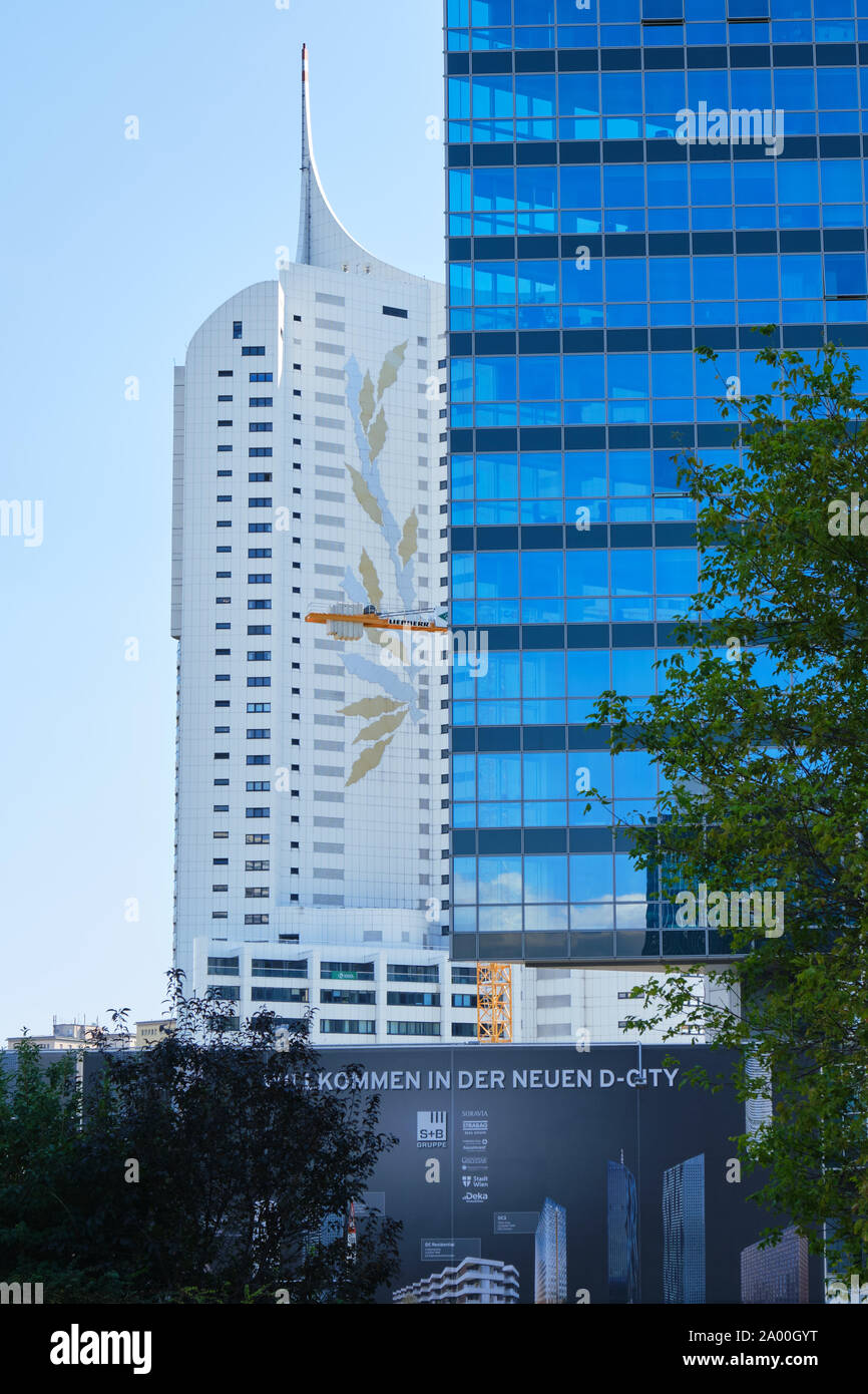 Wien, Österreich - 12 September 2019: Neue Donau Wohnhaus neben einem Büroturm, in der Donau City 22 Bezirk - Frontalansicht. Stockfoto